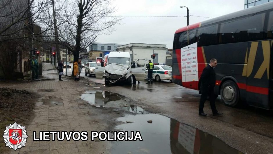 Vilniuje susidūrė autobusas ir mikroautobusas, nukentėjo šeši žmonės