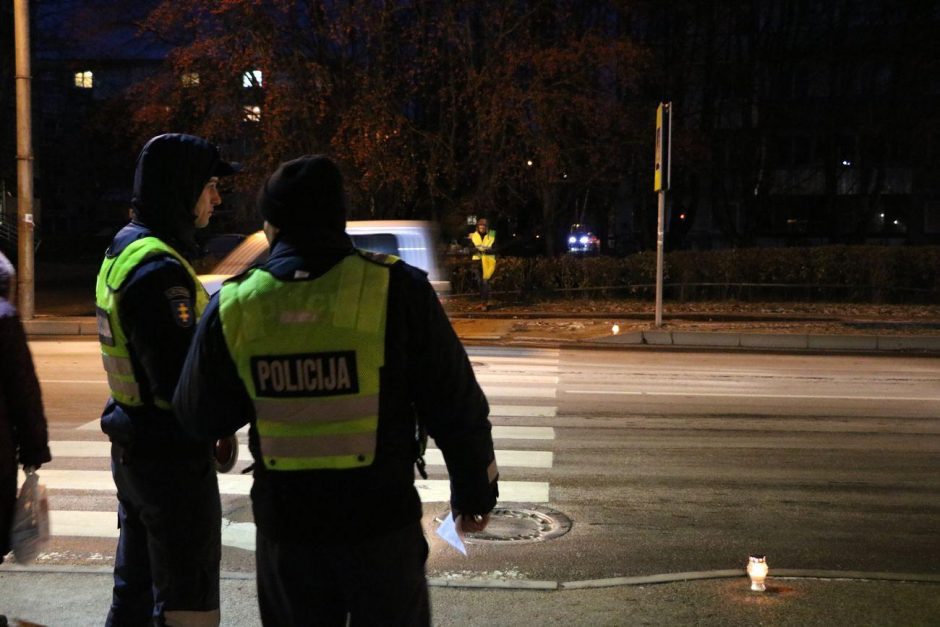 Apie pavojų keliuose priminė degančios žvakutės ir pareigūnai 