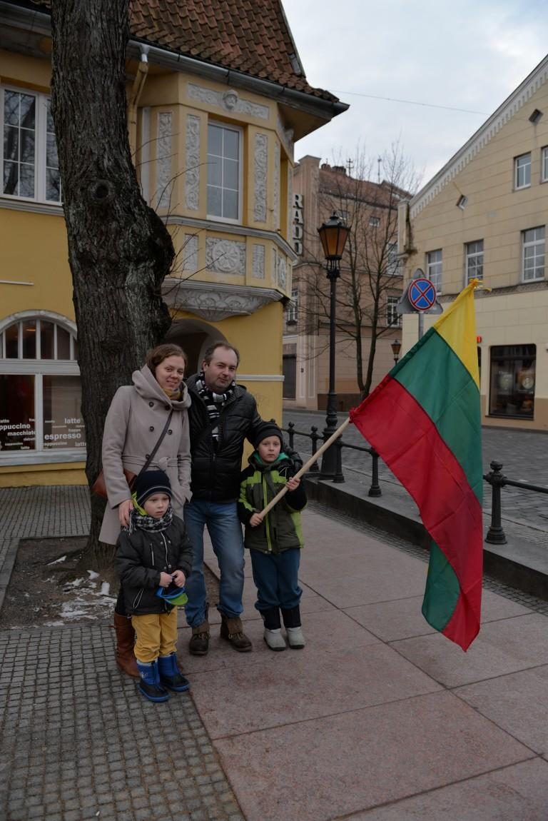 Žiogas išėjo į gatves nešinas Trispalve