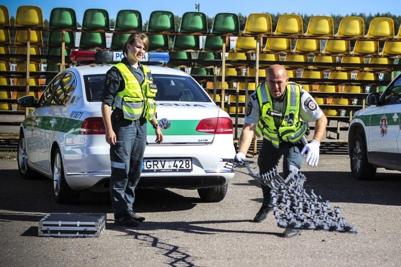 Automobilių lenktynėms skirtoje trasoje – patrulių pratybos