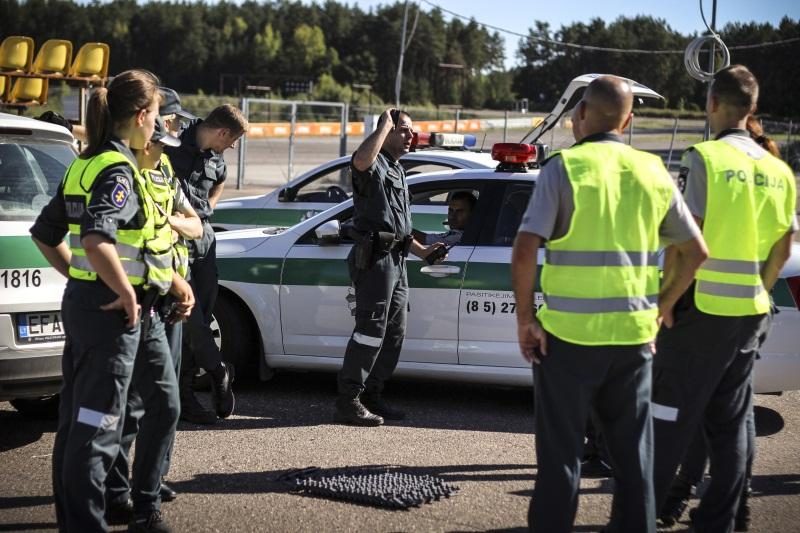 Automobilių lenktynėms skirtoje trasoje – patrulių pratybos