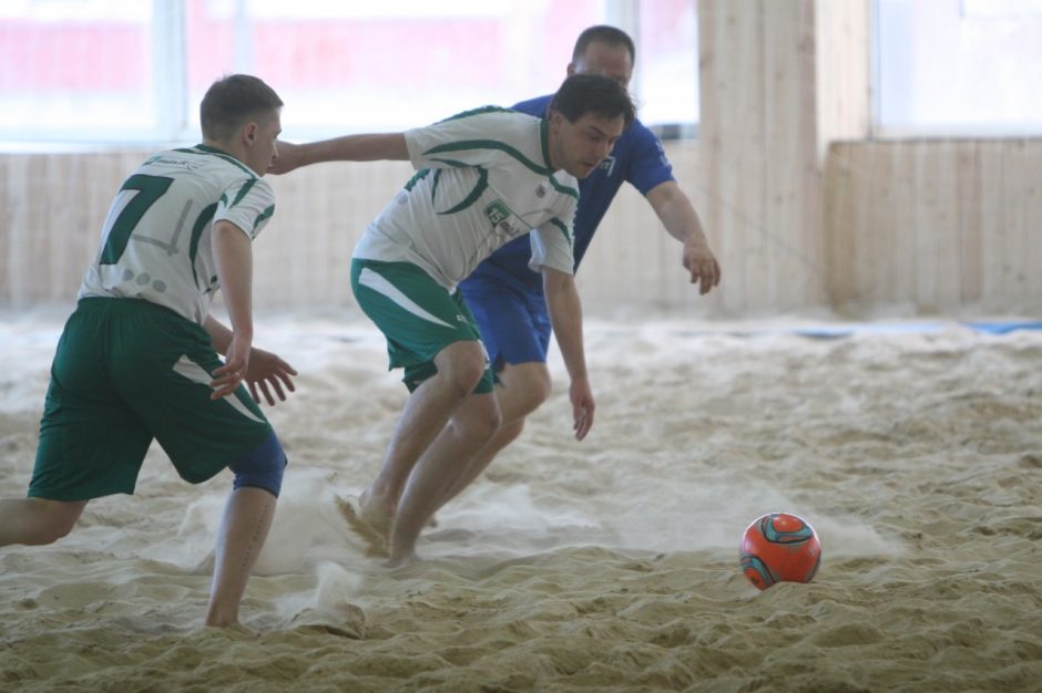 Žurnalistai išbandė paplūdimio futbolą