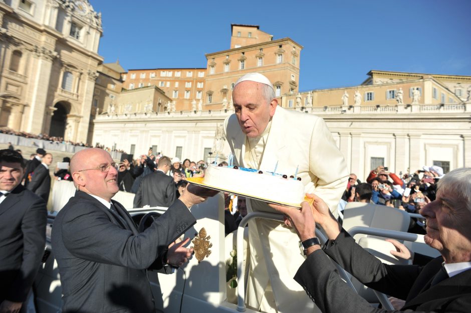 Popiežius apdovanojo benamius miegmaišiais
