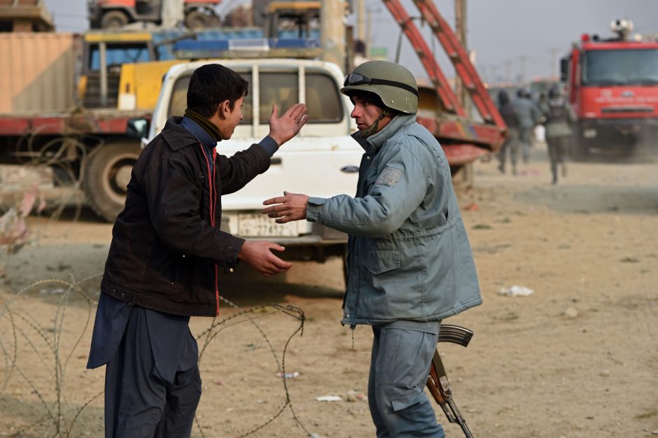 Afganistane autobusui susidūrus su benzinvežiu žuvo 23 žmonės