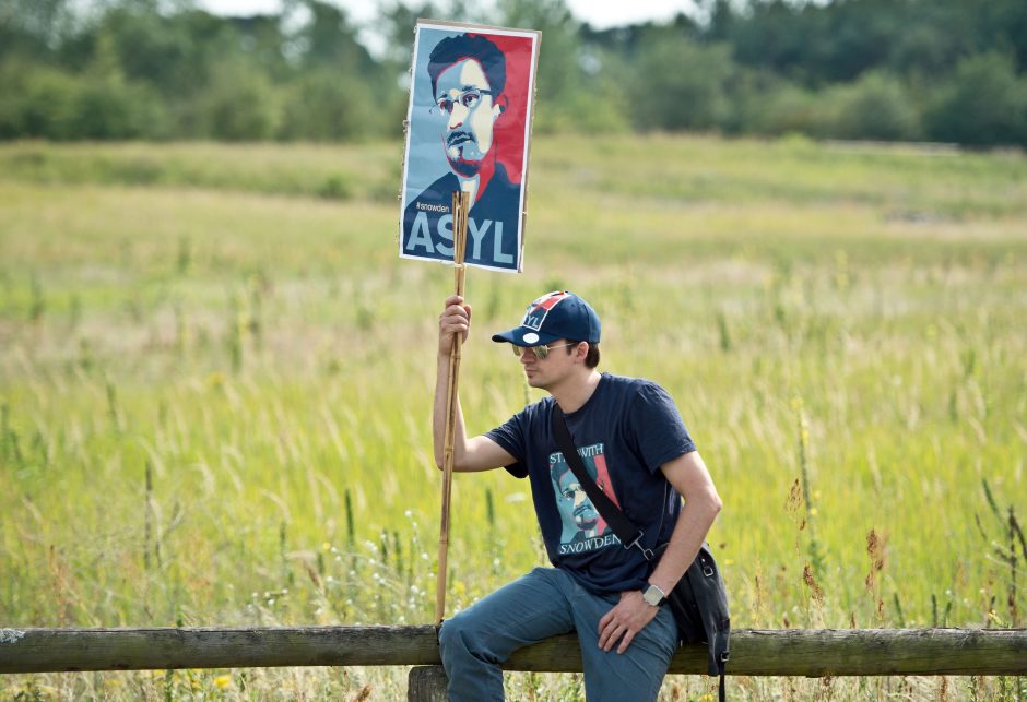 Eksagentas E. Snowdenas prieglobsčio suteikimo Rusijoje metines mini užsisklendęs