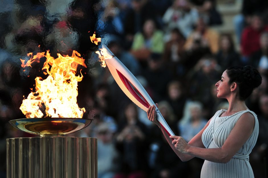 Maskvoje iškilmingai sutikta olimpinė ugnis, keliausianti į Žiemos olimpines žaidynes