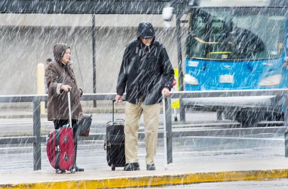 Žiemiški orai Amerikoje per Padėkos dieną sukėlė eismo chaosą