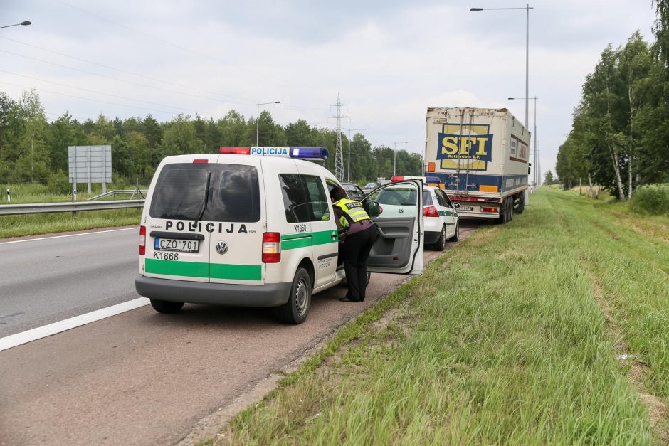 Nelaimė: autostradoje vilkikas partrenkė dviratininką