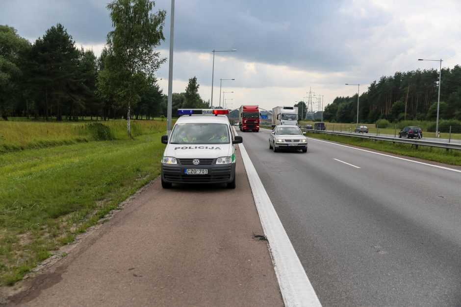 Nelaimė: autostradoje vilkikas partrenkė dviratininką