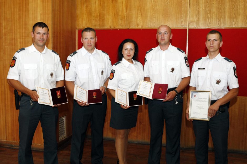 Aštuoni nauji pareigūnai iškilmingoje ceremonijoje prisiekė ginti valstybę