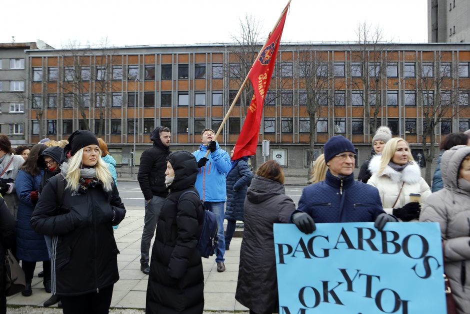 Pagrindinę Klaipėdos aikštę užtvindė minia piktų mokytojų