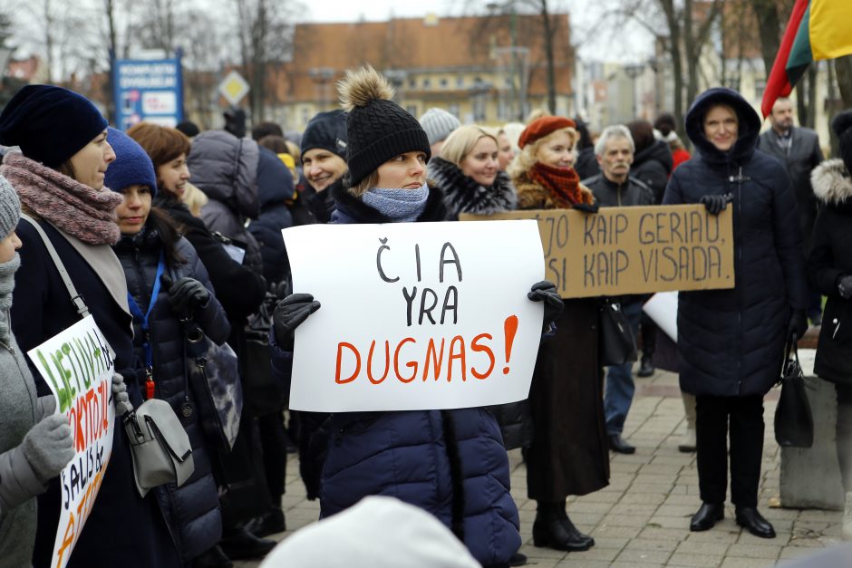 Pagrindinę Klaipėdos aikštę užtvindė minia piktų mokytojų