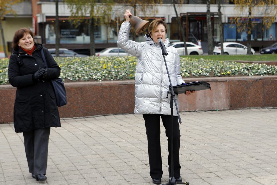 Pagrindinę Klaipėdos aikštę užtvindė minia piktų mokytojų