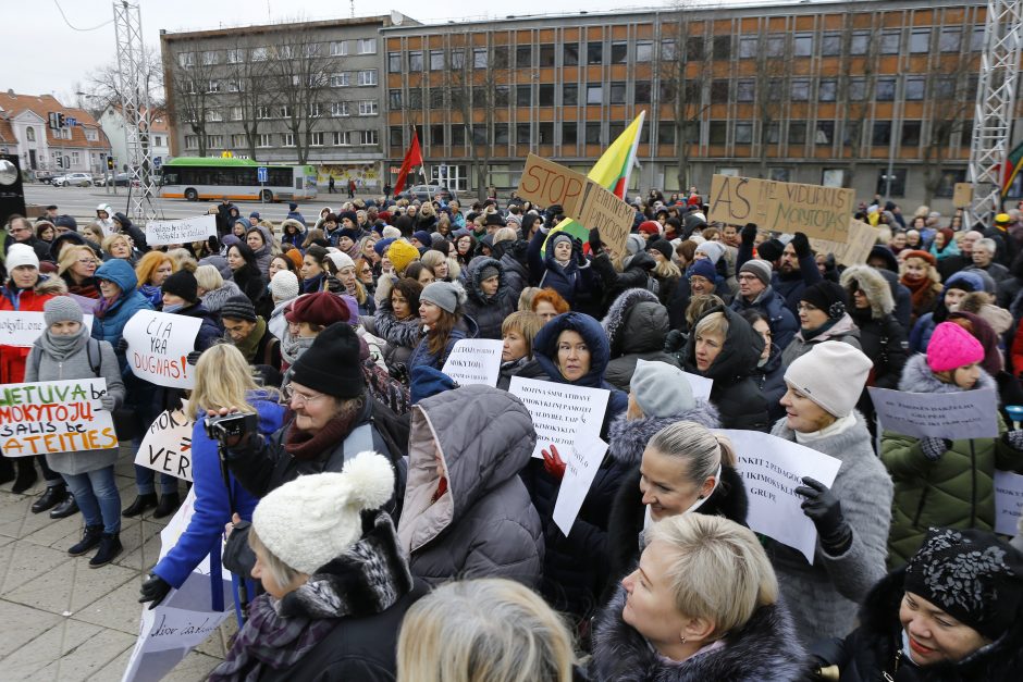 Pagrindinę Klaipėdos aikštę užtvindė minia piktų mokytojų