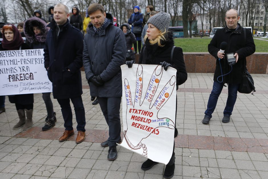 Pagrindinę Klaipėdos aikštę užtvindė minia piktų mokytojų