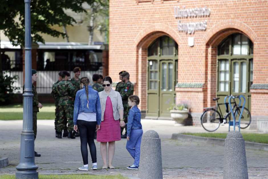 Klaipėdos universitetas šventei įsileido kariškius