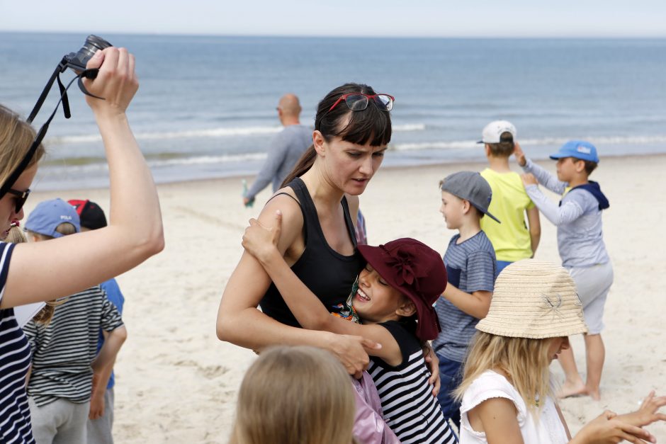 Gelbėtojai vaikams pasakojo apie saugų elgesį prie jūros