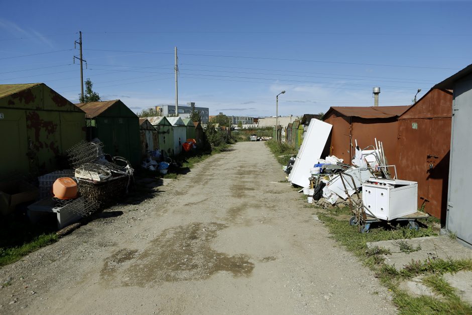 Garažų bendrijoje mašinų nėra: nereikalingi daiktai ir laikinos pastogės