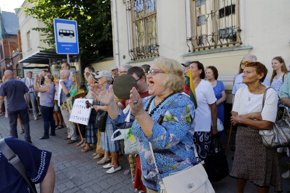 Prieš V. Titovą – miltais ir įžeidinėjimais (pradeda apkaltos procesą)