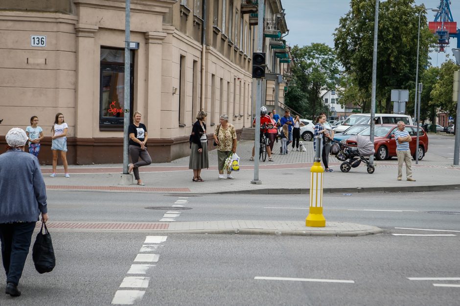 Uostamiesčio daugiabučiame name – dūmai iš po stogo