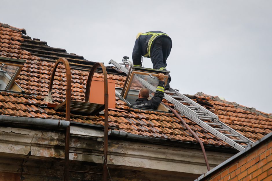 Uostamiesčio daugiabučiame name – dūmai iš po stogo