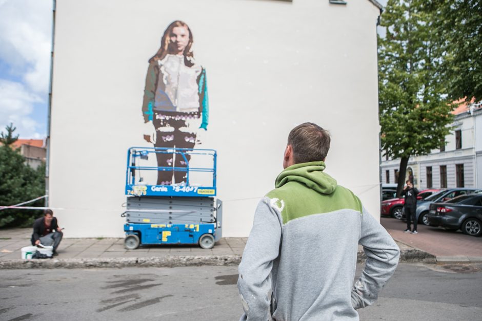 Įsivaikinti vaikus skatins grafitis