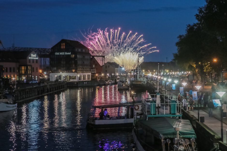 Laivų parado kulminacija – vilkikų šėlsmas ir šviesų fiesta mariose