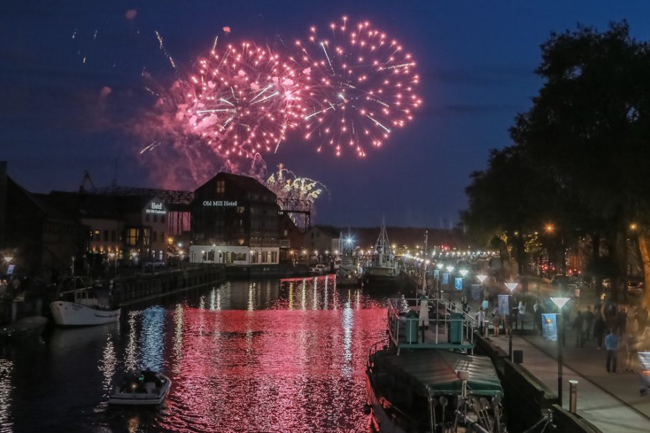 Laivų parado kulminacija – vilkikų šėlsmas ir šviesų fiesta mariose