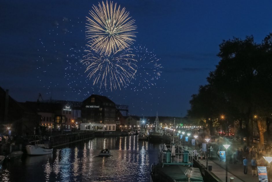 Laivų parado kulminacija – vilkikų šėlsmas ir šviesų fiesta mariose