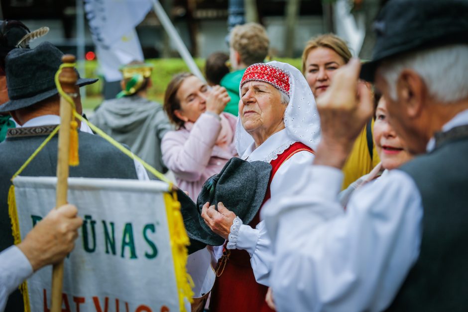 Palanga pražydo ir suskambo tarptautiniu folkloro festivaliu