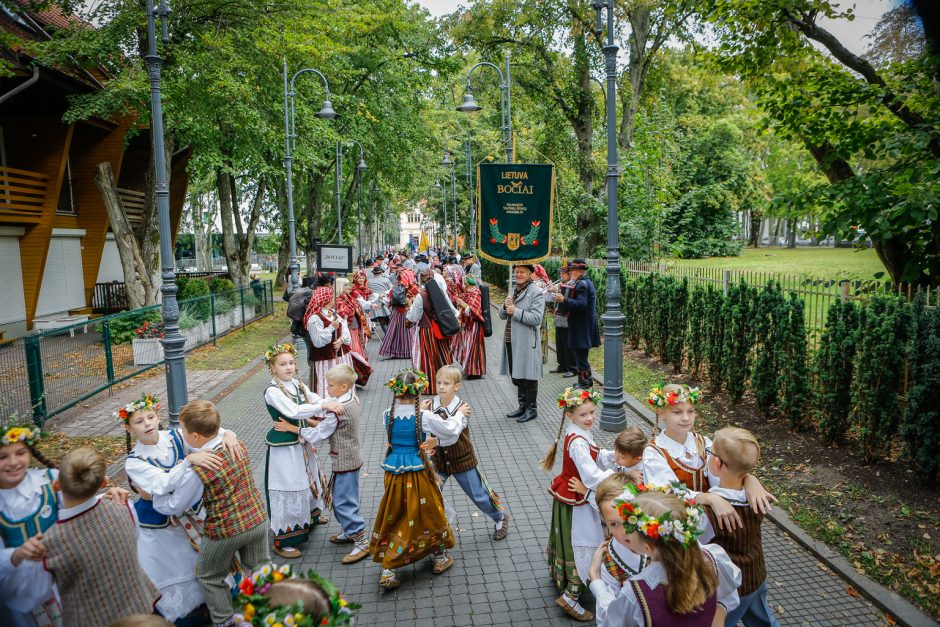 Palanga pražydo ir suskambo tarptautiniu folkloro festivaliu