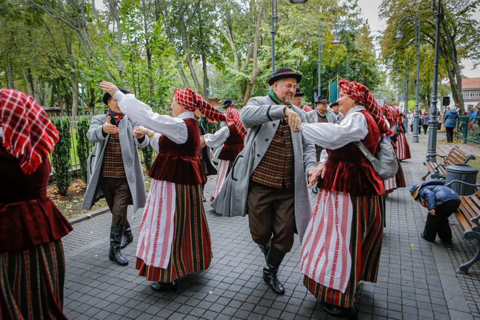 Palanga pražydo ir suskambo tarptautiniu folkloro festivaliu