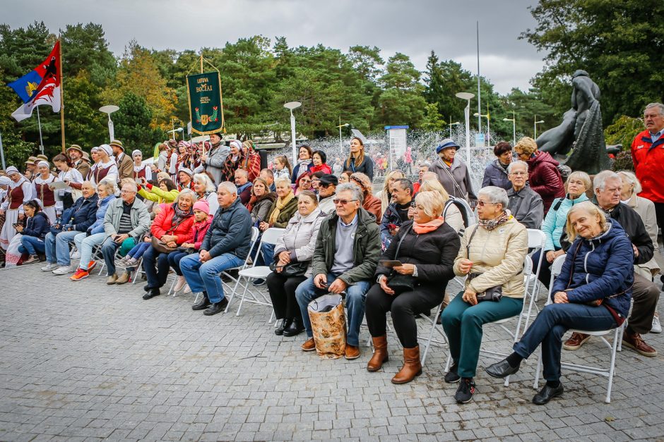 Palanga pražydo ir suskambo tarptautiniu folkloro festivaliu