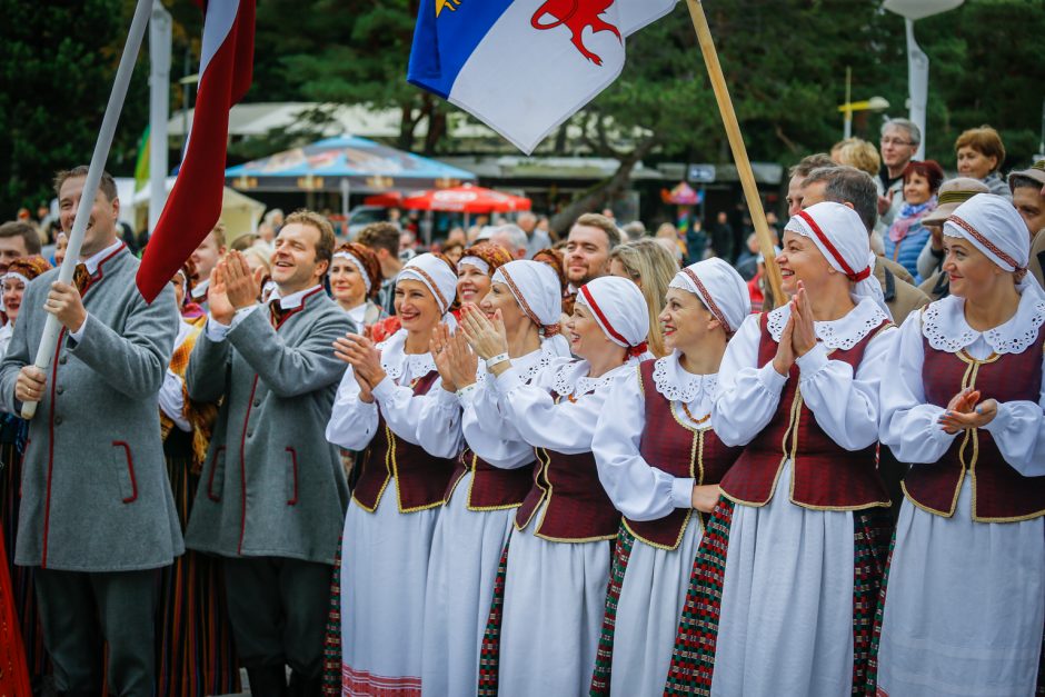 Palanga pražydo ir suskambo tarptautiniu folkloro festivaliu