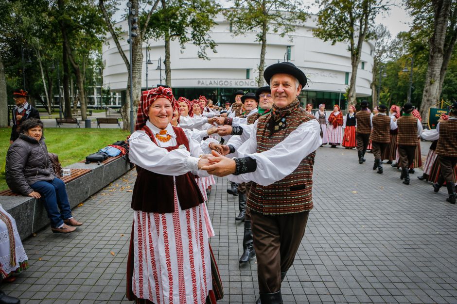 Palanga pražydo ir suskambo tarptautiniu folkloro festivaliu