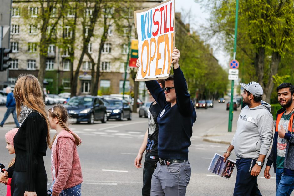 Klaipėdoje – aukštojo mokslo laidotuvių procesija