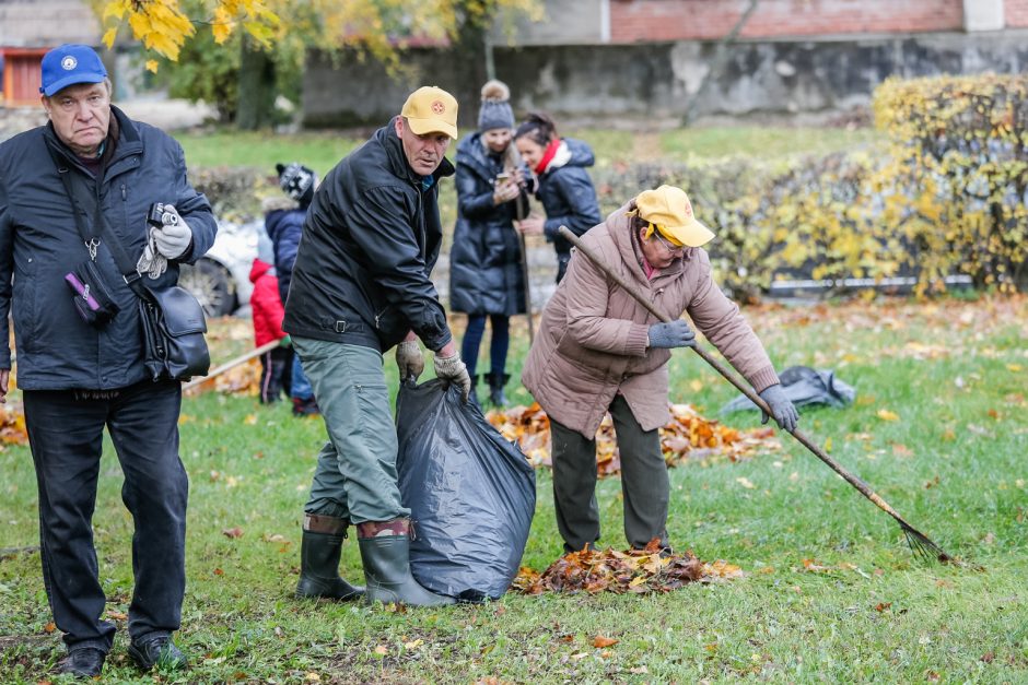 Klaipėdiečiai miesto centre grėbė lapus