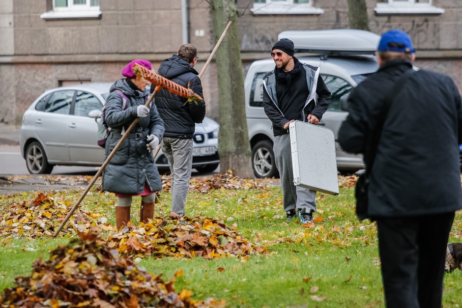 Klaipėdiečiai miesto centre grėbė lapus