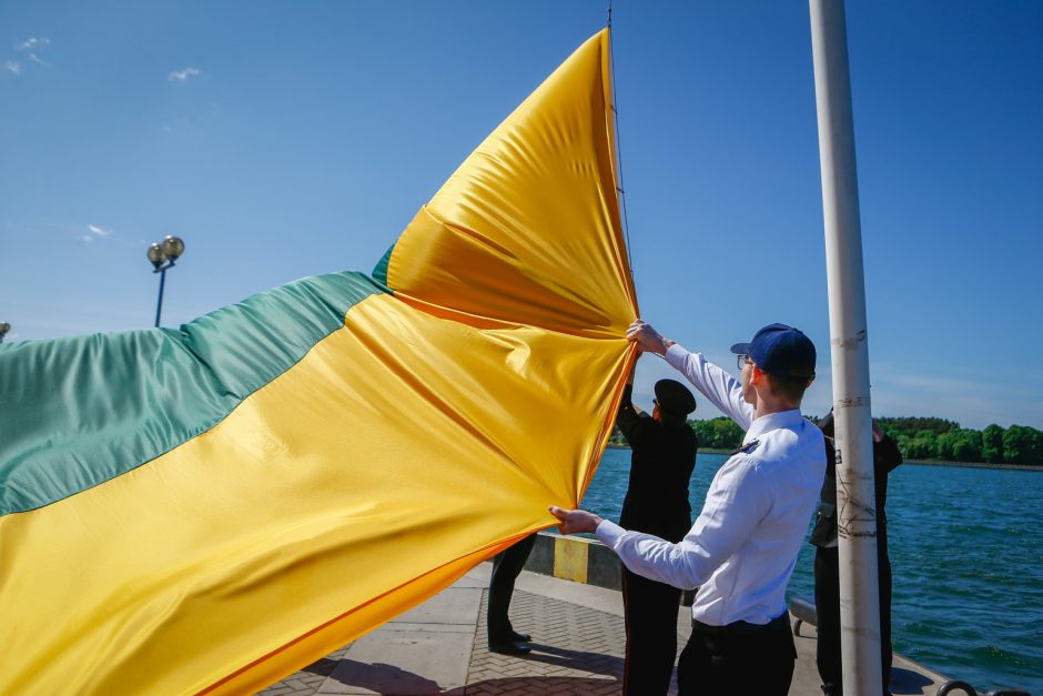 Būsimieji karinių jūrų pajėgų karininkai prisiekė Tėvynei