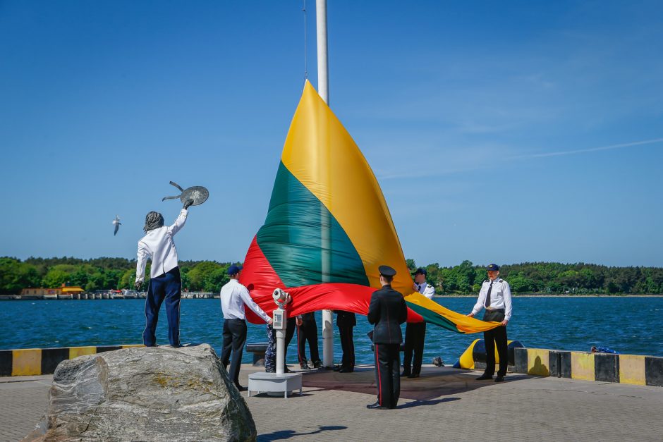 Būsimieji karinių jūrų pajėgų karininkai prisiekė Tėvynei