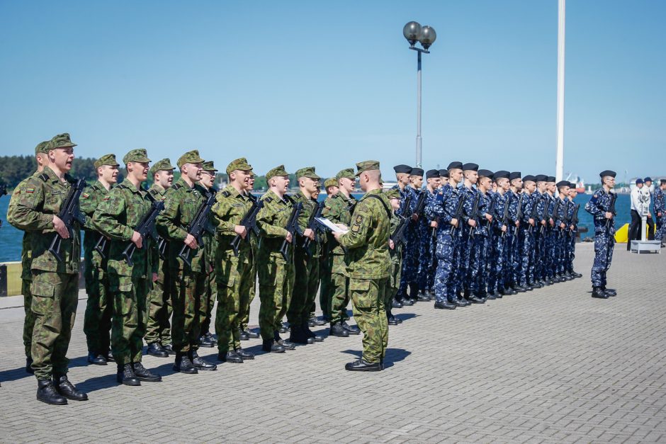 Būsimieji karinių jūrų pajėgų karininkai prisiekė Tėvynei