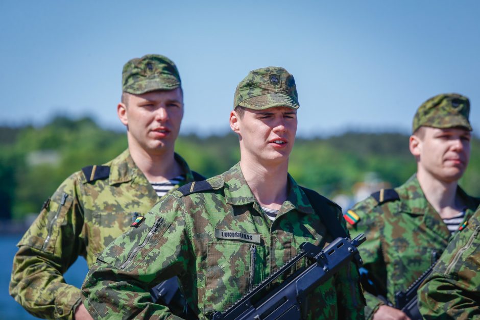 Būsimieji karinių jūrų pajėgų karininkai prisiekė Tėvynei