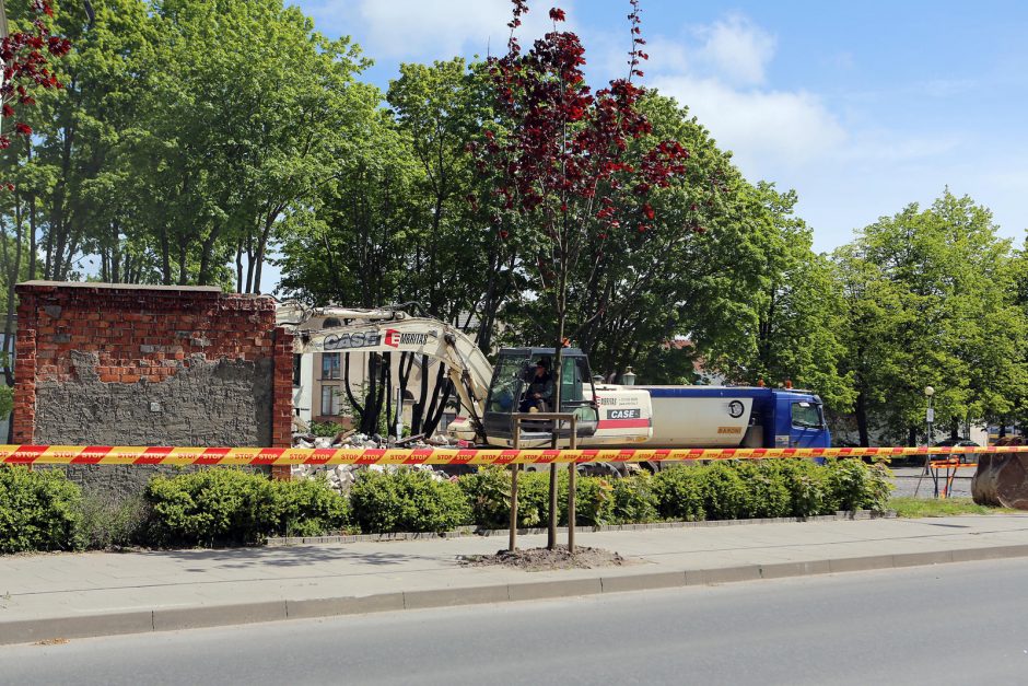 Klaipėdoje nugriauti seni sandėliukai