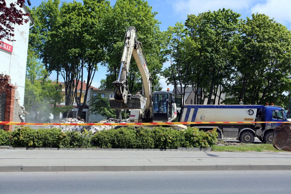 Klaipėdoje nugriauti seni sandėliukai