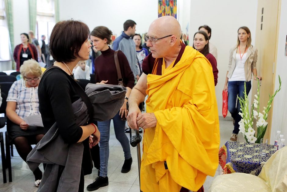 Klaipėdiečiai rikiuojasi eilėje prie budistinių relikvijų parodos
