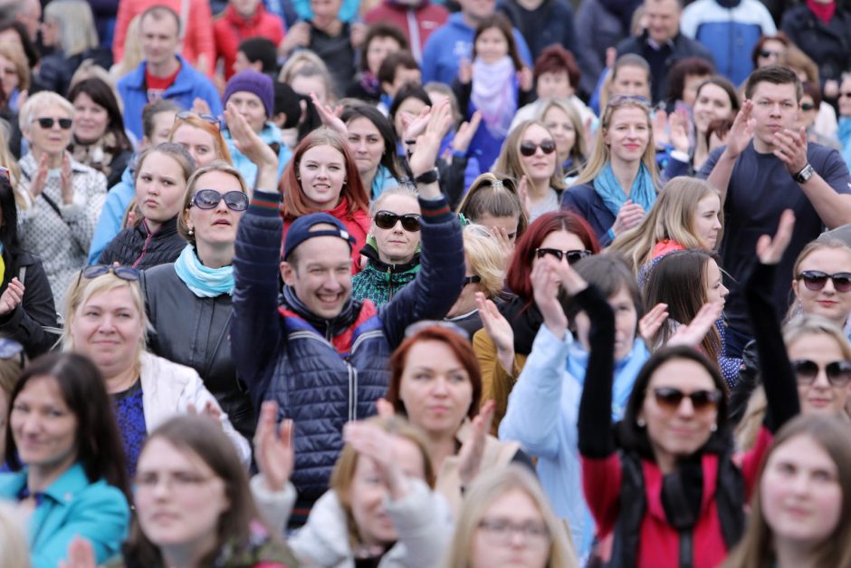 Atgimimo aikštę nuspalvino klaipėdiečių „Vilties šokis“