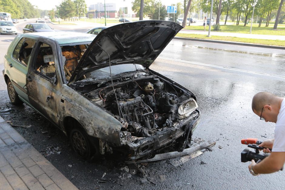 Klaipėdoje, prie universiteto užsidegė automobilis