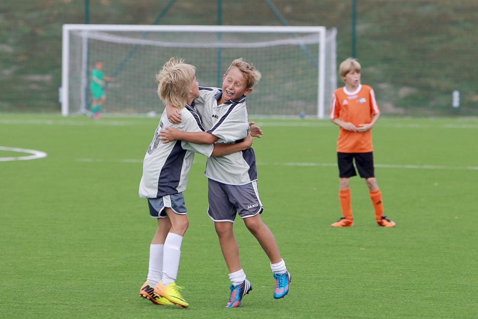 Vaikų futbolo turnyras Romo Dambrausko ir Vlado Ulinausko taurei laimėti