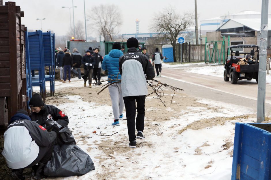 Klaipėdos paplūdimius tvarkė būsimieji policininkai