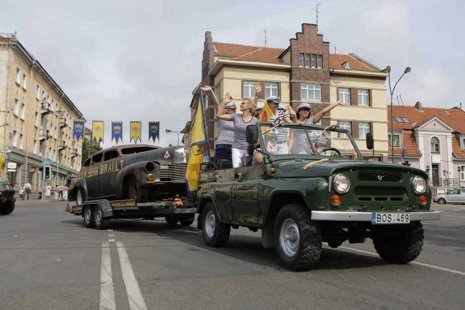 Senųjų automobilių paradas Klaipėdoje traukė minias